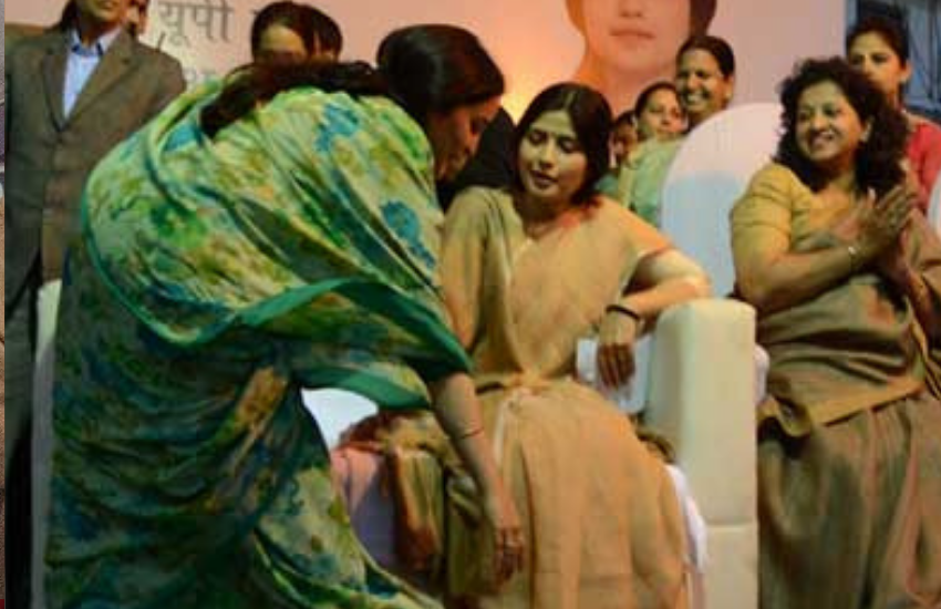 अपर्णा पिछले विधानसभा चुनाव में लखनऊ कैंट से रीता बहुगणा से हार गई थीं और इस हार के लिए उन्होंने अपनों को ही जिम्मेदार ठहराया था।