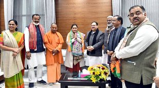 Aprana Yadav Photo, Aprana yadav with BJP Leaders Photo