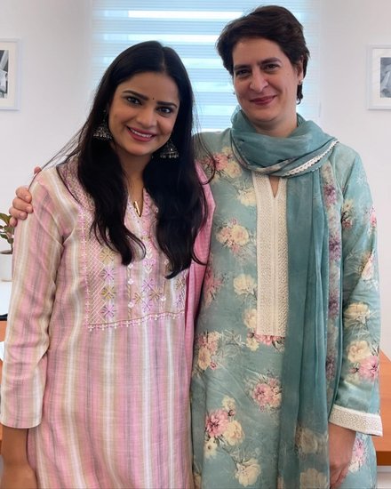 Archana Gautam Congress: यूपी विधानसभा चुनाव (UP Assembly Elections) के मद्देनजर कांग्रेस ने अपने 125 प्रत्याशियों की लिस्ट जारी कर दी है। इस लिस्ट में एक नाम है अर्चना गौतम का। अर्चना को कांग्रेस ने मेरठ की हस्तिनापुर विधानसभा सीट से अपना प्रत्याशी बनाया है। आइए जानें कौन हैं अर्चना गौतम: