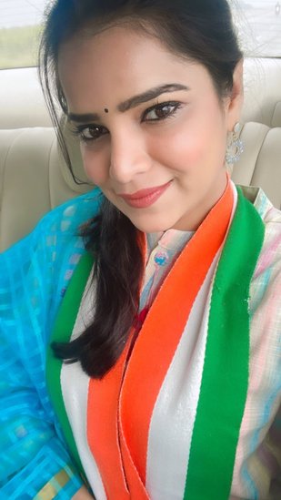 पत्रकार बनने का सोचने वालीं अर्चना को किस्मत ने मॉडल और एक्ट्रेस बनाया। एक्टर के बाद  वह नेता बन गई हैं। अर्चना ने साल 2021 में कांग्रेस पार्टी जॉइन की थी।