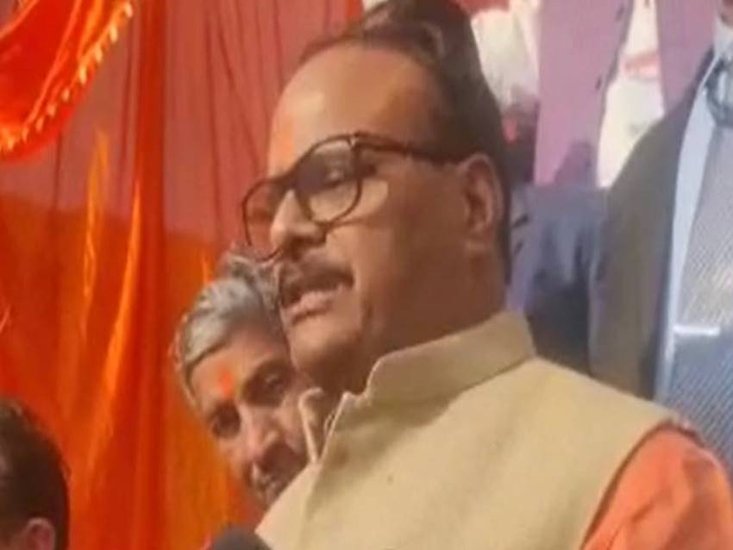 राजा आनंद सिंह भी फिलहाल समाजवादी पार्टी से बाहर हैं। राजा आनंद सिंह के परिवार से लोग बीजेपी में हैं।