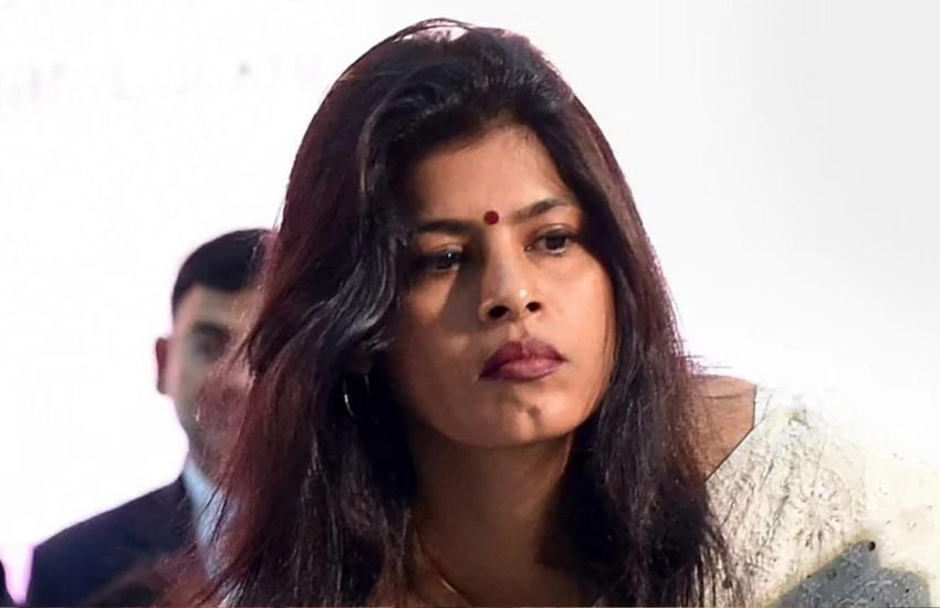 योगी सरकार में राज्य मंत्री स्वाति सिंह का राजनीति में सफ़र बहुत पुराना नहीं है, लेकिन अब वह भी बीजेपी का नामी चेहरा बन चुकी हैं। सरकार बनने के बाद स्वाति सिंह को मंत्री भी बनाया गया और उनको चुनाव के लिए दौरे और प्रचार में मंच पर अहम चेहरे के तौर पर बीजेपी पेश करने लगी है।