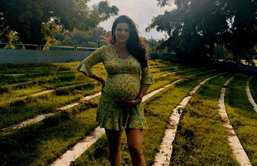 अभिनेत्री नताशा स्टेनकोविक और भारतीय स्टार क्रिकेटर हार्दिक पांड्या साल 2022 में अपने दूसरे बच्चे का इंतजार कर रहे हैं। नताशा ने अपना बेबी बंप फ्लांट कर अपनी खुशखबरी दी थी। हार्दिक और नताशा ने साल 2020 की शुरुआत में सगाई की थी और मई 2022 में दोनों ने गुपचुप तरीके से शादी कर ली थी।