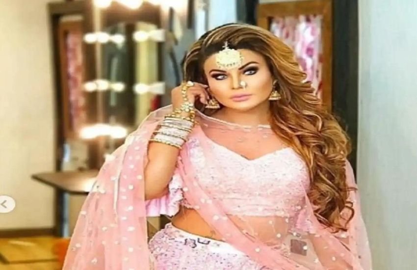 बिग बॉस 14 में अली गोनी और राखी सावंत की बहस हुई थी। बहस के दौरान राखी ने अली और जैस्मिन भसीन पर ऐसा कमेंट किया कि गुस्से में अली ने राखी को 'गधी', 'पागल औरत' कहने के साथ ही कहा था कि 'तू कर कर गधी तू ये कर, 50 साल की बेटा तू यही कर।