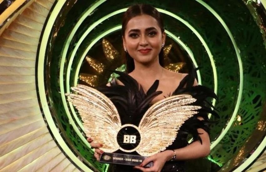 तेजस्वी प्रकाश अब 'बिग बॉस 15' की विनर हैं। तेजस्वी को ट्रॉफी के साथ 40 लाख रुपये की राशि दी गई है। 