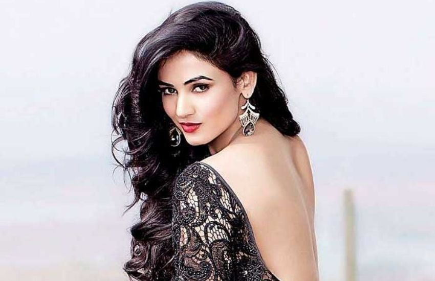 साल 2005 में मिस वर्ल्ड टूरिज्म जीतने वाली पहली भारतीय बनने वाली सोनल चौहान की किस्मत भी अचानक ही खुली थी। डायरेक्टर कुणाल देशमुख अपनी अपकमिंग फिल्म जन्नत के लिए फ्रेश चेहरे की तलाश में थे। एक दिन अचानक उनकी नजर रेस्टोरेंट मे बैठीं सोनल चौहान पर पड़ी जिसके महज एक हफ्ते में ही सोनल को फिल्म में लीड रोल निभाने के लिए फाइनल कर लिया गया।