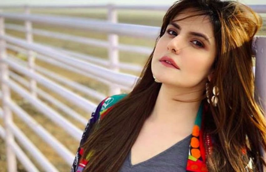 सलमान खान की फिल्म युवराज की शूटिंग के दौरान बतौर फैन शूटिंग देखने पहुंचीं जरीन खान पर जब सलमान की नजर पड़ी तो उन्होंने उन्हे बॉलीवुड में आने का मौका दिया था। Photos: Social Media