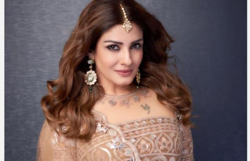 रवीना टंडन एक बार प्रहलाद कक्कड़ के साथ कहीं इंटर्नशिप कर रही थीं, वहीं सलमान खान भी प्रहलाद से मिलने आए थे। सलमान उस वक्त जीपी सिप्पी के प्रोडक्शन में बन रही फिल्म 'पत्थर के फूल' के लिए नई लड़की की तलाश कर रहे थे, रवीना को देखकर उन्होंने ये फिल्म उन्हें ऑफर कर दी थी।