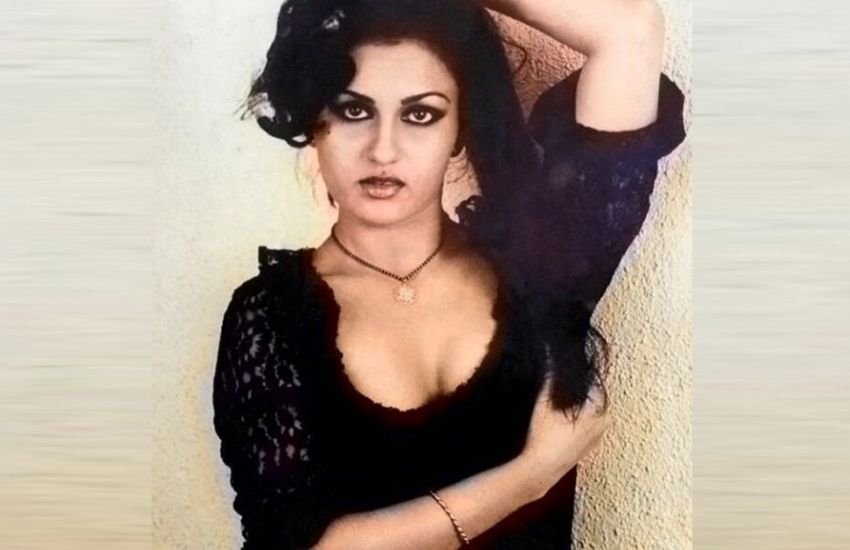 रीना रॉय को सड़क पर खेलते हुए देखकर उन्हें फिल्मों में आने का ऑफर मिला था। रीना ने RJ अनमोल को दिए एक इंटरव्यू में बताया था कि खेल के दौरान खंभे पर चढ़ते हुए फिल्मों से जुड़े कुछ लोगों ने उन्हें देखा था और अगले दिन वह उनका पता खोजते हुए उनके घर पहुंच गए थे।