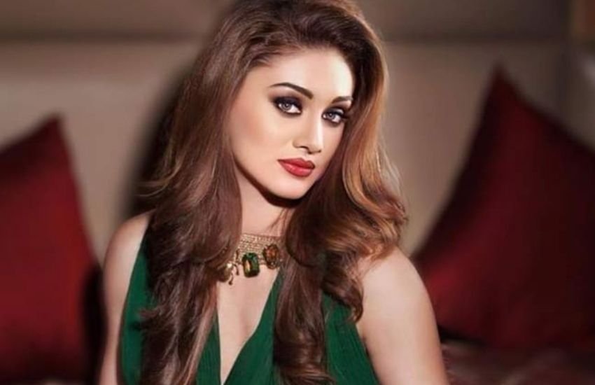 कांटा लगा गर्ल यानी शेफाली जरीवाला को पहला गाना उनके कॉलेज के बाहर अचानक ही मिल गया था। एक्ट्रेस अपने कॉलेज के बाहर खड़ी थीं तभी सॉन्ग डायरेक्टर विनय सप्रू और राधिका राव ने उन्हें अचानक गाने का ऑफर दिया था।