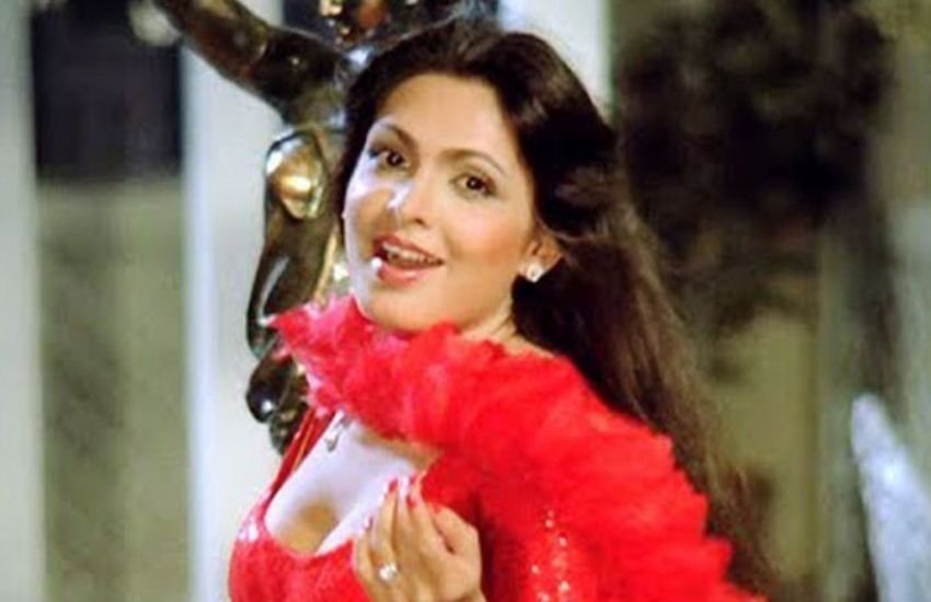 निर्देशक बीआर इशारा को अपनी फिल्म चरित्र के लिए एक नया चेहरा चाहिए था। एक दिन सड़क पर वह सिगरेट पीते परवनी पर जैसे ही उनकी नजर गई उन्हें अपनी फिल्म के किरदार से मैच करती एक्ट्रेस मिल गई।इसके बाद परवीन का बॉलीवुड सफर शुरू हो गया।