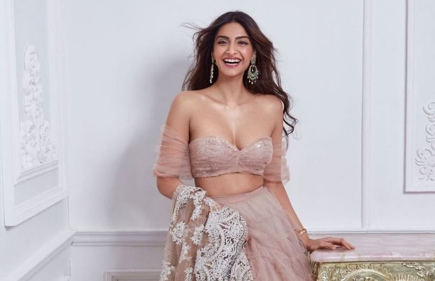 सोनम कपूर ने अब तक 18 फिल्में की हैं। इसमें केवल 7 हिट रही और बाकी 11 फ्लाप रही हैं। बावजूद इसके सोनम इंडस्ट्री सबसे स्टालिश एक्ट्रेसे में शुमार हैं और हमेशा लाइमलाइट में रहती हैं।