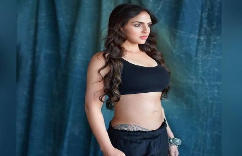 ईशा देओल की बात करें तो उनकी धूम और नो एंट्री दो हिट फिल्म रही है। कुल 25 फिल्मों में ईशा की 20 फिल्में फ्लाॅप रहीं थीं और तीन एवरेज रही थी। बावजूद इसके ईशा हमेशा लाइमलाइट में रहती हैं।