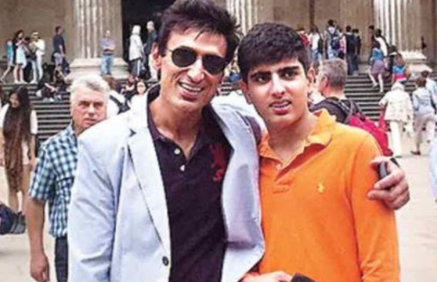 एक्टर राहुल देव भी सिंगल फादर हैं। राहुल देव ने साल 1998 में रीना देव से शादी की थी, हालांकि रीना का साल 2009 में कैंसर से मौत हो गई। तब से राहुल ने अपने बेटे सिद्धार्थ की अकेले ही परवरिश की है। अब सिद्धार्थ यूके में पढ़ाई कर रहा हैं।