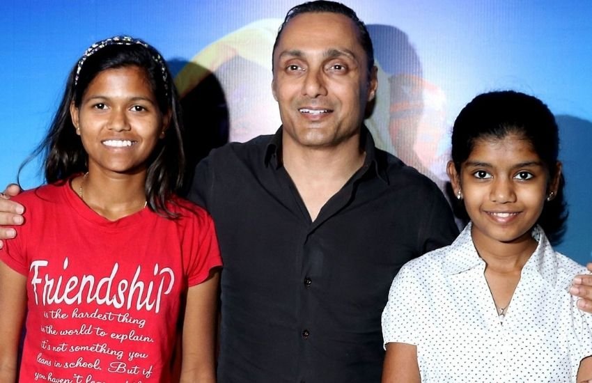 बॉलीवुड एक्टर राहुल बोस ने शादी नहीं की और वह एक नहीं करीब छह बच्चों के सिंगल फादर हैं। राहुल ने इन सभी बच्चों को लीगली गोद लिया है।