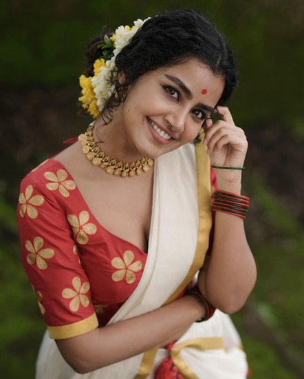 Anupama Parameswaran: अनुपमा परमेश्वरन साउथ फिल्म इंडस्ट्री का चर्चित नाम हैं। वह कई फिल्मों में अपनी अदाकारी से लोगों के दिल जीत चुकी हैं। हाल ही में उनकी नई फिल्म राउडी बॉयज (Rowdy Boys) का ट्रेलर लॉन्च हुआ है। इस फिल्म में वह पहली बार ऑनस्क्रीन लिपलॉक करते दिख रही हैं।