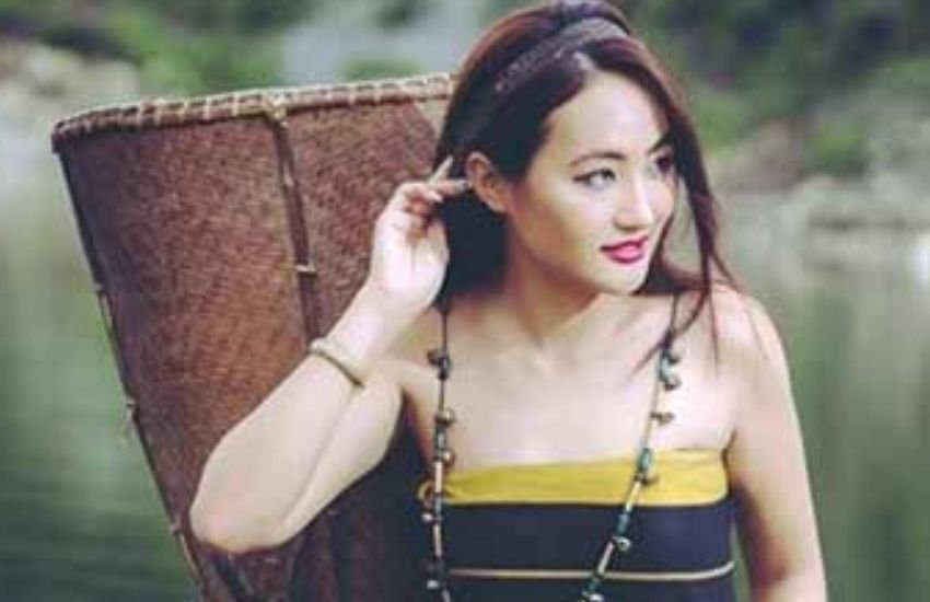 राजकुमार राव और भूमि पेडनेकर स्टारर बधाई दो फ़िल्म का ट्रेलर रिलीज़ हो गया है। फिल्म का कांसेप्ट समलैंगिगता पर बेस्ड हैं, लेकिन इसी फिल्म से लैवेंडर मैरिज कांसेप्ट भी सामने आया है।इस कांसेप्ट को फिल्म में चुम दरांग समझाने वाली हैं। तो चलिए चुम दरांग के बारे में जानें।