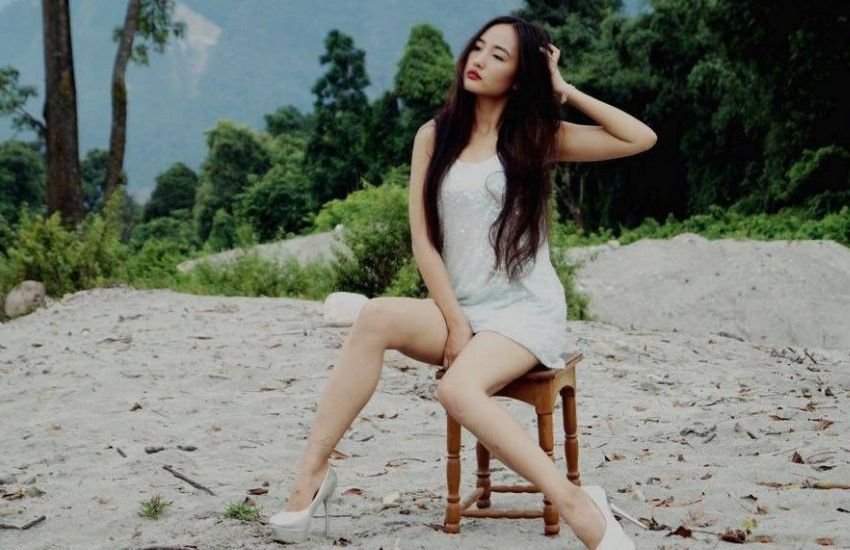 25 साल की चुम दरांग अरुणाचल प्रदेश के छोटे से कस्बे पासीघाट की रहने वाली हैं और वह मॉडल रही हैं।