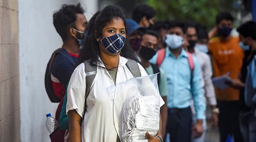 मुंबई में क्रूज से उतरने वालोें का टेस्ट करने के लिए इंतजार करते स्वास्थ्य कर्मी। फोटो- पीटीआई
