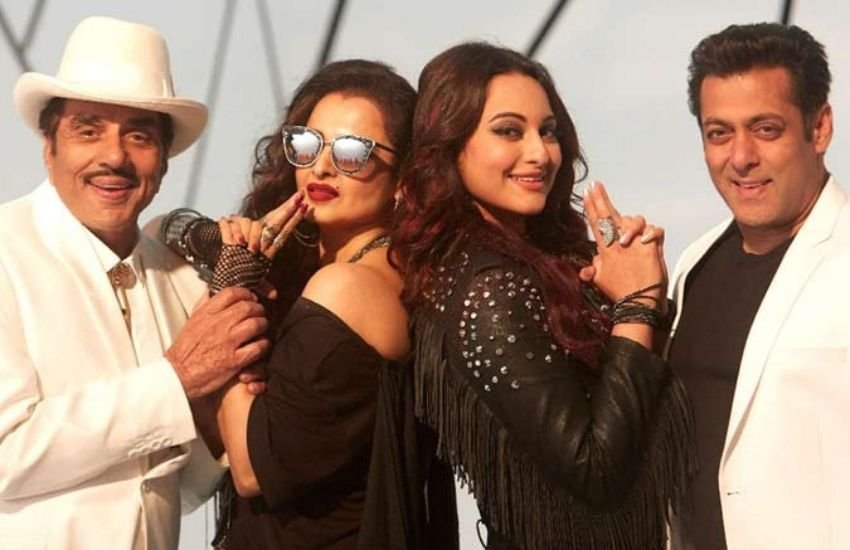 सनी देओल और बॉबी देओल के साथ धर्मेंद्र जब फिल्म के प्रमोशन के लिए आए थे तो वहां उन्होंने रेखा के लिए अपने दिल के अंदर दबी फीलिंग्स को भी बता दिया था। इसे सुनकर सनी-बॉबी भी शरमा गए थे।