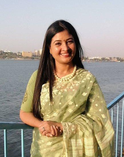 अलका लांबा कांग्रेस की नेता हैं। पति लोकेश कपूर से तलाक के बाद अलका ने शादी नहीं की है।