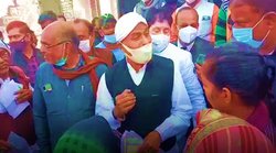 चौपाल लगाने पहुंचे केंद्रीय मंत्री पर भड़क गई लड़की, शिकायत पर नहीं दे पाए साफ जवाब