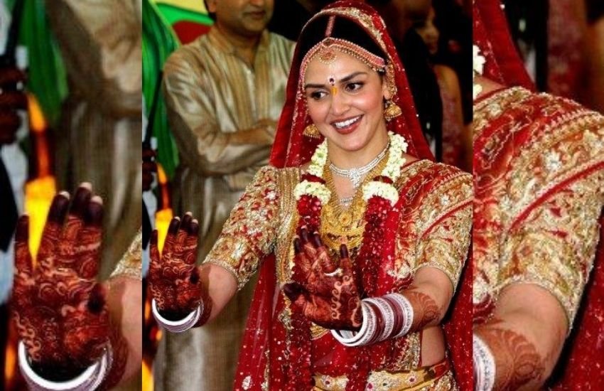 अपने हाथों की मेहंदी दिखाते हुए ईशा बेहद खुश नजर आ रही हैं।