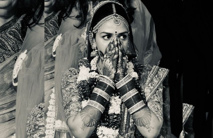 इंस्टाग्राम पर शेयर इस तस्वीर पर ईशा ने लिखा है- ओ माई गॉड अब मैं बहू हूं।