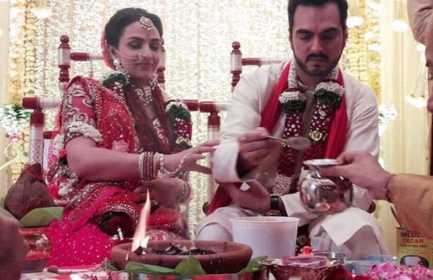 पूजा की रस्म अदा करते भरत और ईशा की ये तस्वीर।