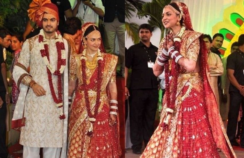 शादी में आए मेहमानाें का स्वागत करते हुए ईशा देओल।