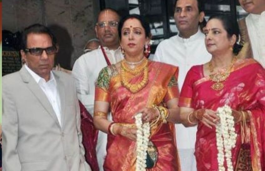 ईशा की शादी के दिन बारातियों का इंतजार करते हेमा और धर्मेंद्र मौजूद हैं।