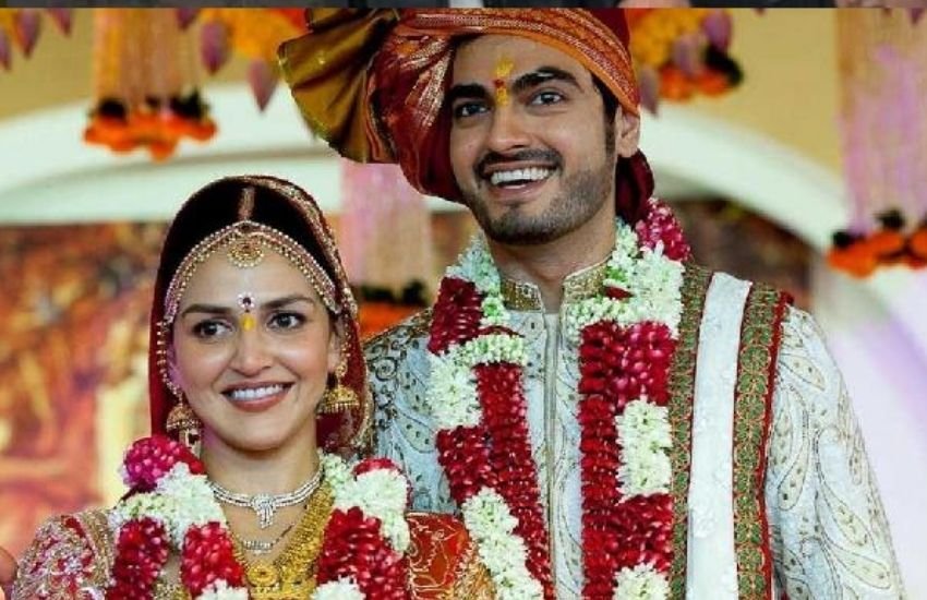 हेमा मालिनी और धर्मेंद्र की बड़ी बेटी ईशा की शादी जून साल 2012 में हुई थी। शादी के सालों बाद अचानक से ईशा ने अपनी शादी की तस्वीरें जब सोशल मीडिया पर शेयर की तो वह इंटरनेट पर वायरल हो गईं।