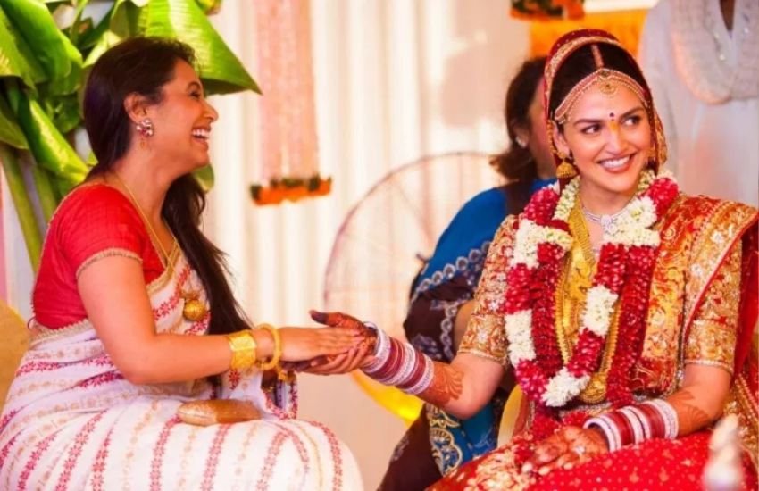 वहीं शादी के दिन रानी मुखर्जी ईशा का हाथ थामें हंसी-मजाक करती नजर आई हैं।
