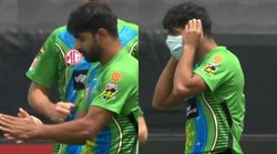 जश्न भी संदेश भी: पाकिस्तानी गेंदबाज हारिस रऊफ ने विकेट लेने के बाद सैनेटाइज किए हाथ और पहन लिया मास्क; देखें Video