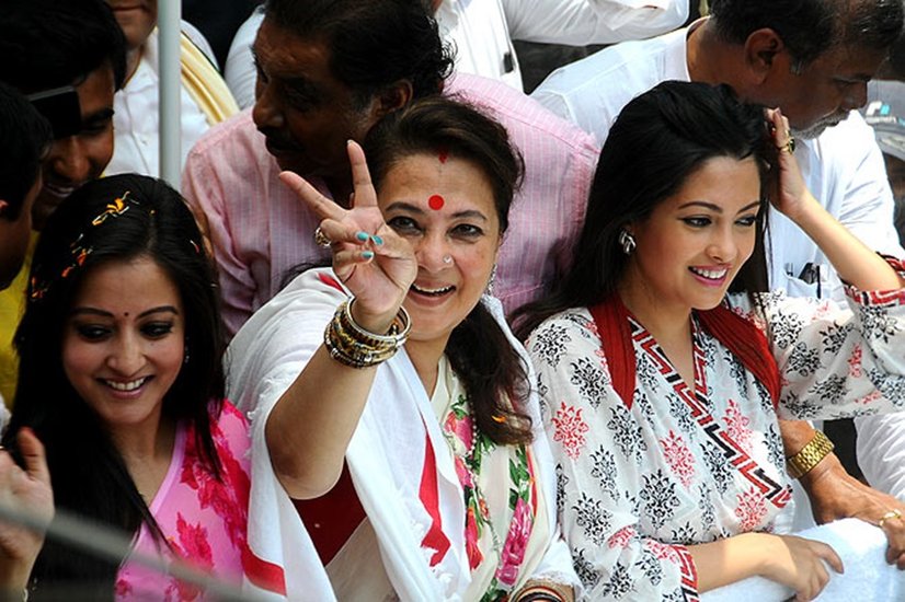 मुनमुन सेन हिंदी सिनेमा के साथ ही बंगाली सिनेमा की भी सफल अभिनेत्री थीं। उनकी बेटी रिया सेन भी फिल्मों में आईं लेकिन वह मां इतना नाम ना कमा सकीं। रिया की गिनती बॉलीवुड की फ्लॉप एक्ट्रेसेस में की जाती है।