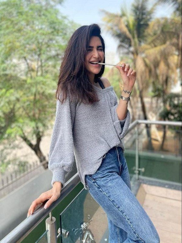 KARISHMA TANNA IN CASUAL LOOK