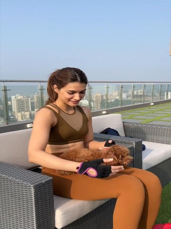 KRITI SANON ANIMAL LOVER
