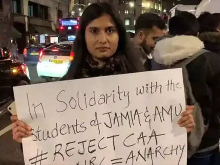 भारत में सीएए आंदोलन के समय इकरा की लंदन से एक फोटो भी वायरल हुई थी जिसमें वह वहां पर भारतीय उच्चायुक्त के बाहर प्रदर्शन कर रही थीं।