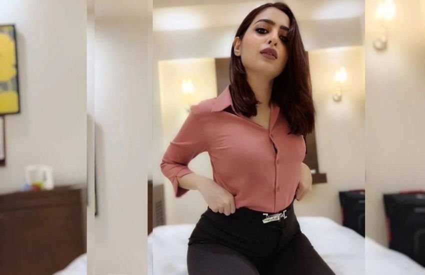 एंटरटेनमेंट इंडस्ट्री में कदम रखने से पहले करिश्मा सावंत स्पाइसजेट लिमिटेड कंपनी में महिला प्रबंधक के तौर पर काम कर चुकी हैं। 