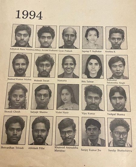 पिछले कुछ दिनों से एक फोटो सोशल मीडिया में वायरल हो रही है। इसफोटोमें आज के कई बॉलीवुड एक्टर्स की कॉलेज के दिनों की तस्वीरेंहैं। दरअसल यह फोटो नेशनल स्कूल ऑफ ड्रामा NSD के 1994 बैच के स्टूडेंट्स की है। इस वायरल फोटो के साथ लोगों ने शेयर किया है कि आज के ये बॉलीवुड एक्टर्स क्लासमेट थे।
