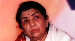 Lata Mangeshkar Health Update: लता मंगेशकर की हालत फिलहाल स्थिर, डॉक्टरों ने कहा- दिख रहे सुधार के लक्षण
