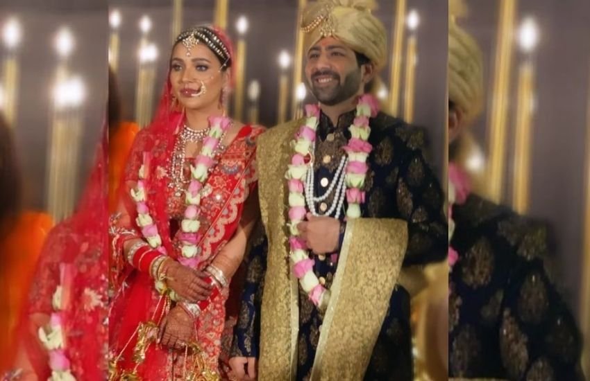 उन्होंने भारी कढ़ाई वाला सुर्ख लाल रंग का लहंगा पहना था, जिसके साथ उन्होंने डबल दुपट्टा और हाफ स्लीव्स ब्लाउज पेयर किया था। एक दुपट्टा अभिनेत्री ने अपने सिर पर रखा था। वहीं, दूल्हे राजा ने गोल्डन दोशाला और साफा के साथ गोल्ड प्रिंट वाली नेवी ब्लू कलर की शेरवानी पहनी थी, जिसमें वह बेहद हैंडसम लग रहे थे।