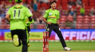 big-bash-league-mohammad-hasnain-pakistan-pacer-takes-3-wickets-in-his-first-over-of-debut-match-sydney-thunder-completes-winning-hattrick