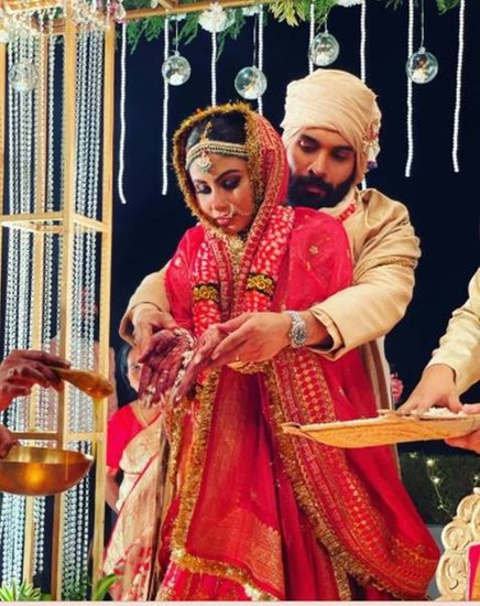 शादी के जोड़े में मौनी बहुत सुंदर लग रही थीं। उनके पति सूरज भी दूल्हे के लिबास में काफी जच रहे थे।