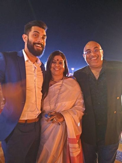 सूरज के परिवार की बात करें तो उनके घर में माता पिता और एक छोटा भाई है। भाई का नाम नीरज है। नीरज पुणे में इवेंट मैनेजमेंट कंपनी चलाते हैं।