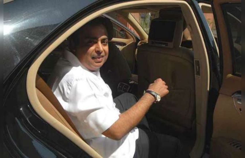 उसके बाद मुकेश अंबानी ने टेस्ला की एक और कार खरीदी थी। रिलायंस चीफ के कलेक्शन में टेस्ला की X 100D भी है।  इसकी कीमत करीब 65 लाख रुपए है।