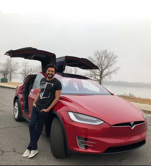 मुकेश अंबानी के अलावा भारत में टेस्ला कार के ओनर्स में रितेश देशमुख का नाम भी शामिल है। रितेश के पास टेस्ला की मॉडल X कार है। 