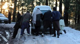 pakistan snowstorm, Car buried under snow