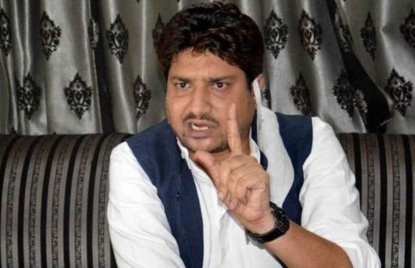 नाहिद हसन के टिकट देने पर अखिलेश यादव को सबसे ज्यादा घेरा गया है। नाहिद पर करीब 17 आपराधिक मुकदमें दर्ज है। हालांकि एक इंटरव्यू में अखिलेश यादव ने कहा था कि ये सब बीजेपी के काल में लगे फर्जी मुकदमे हैं।