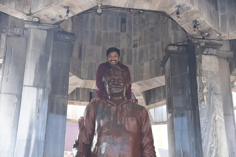 नंद गोपाल नंदी ने हाई स्कूल के बाद पढ़ाई नहीं की। बचपन में उनका परिवार भी आर्थिक रूप से बहुत ज्यादा समृद्ध नहीं था। 